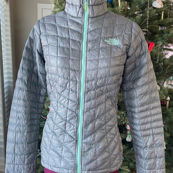 The North Face Thermoball Women's Quilted Gray Puffer Jacket - Picture 2 of 8